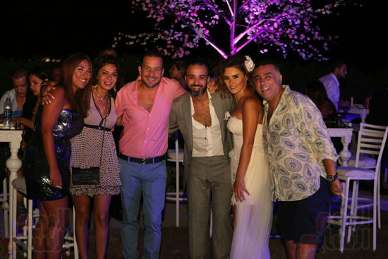  الفنانة نجلاء بدر والسيناريست تامر حبيب وعدد من أصدقاء العروسين مع رشا مهدى وزوجها محمد ياسين